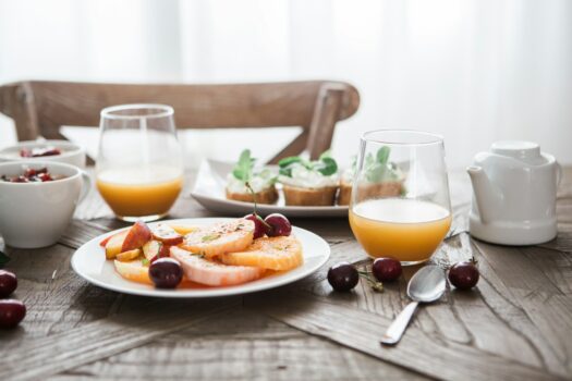 Incluye galletas en tu desayuno saludable.